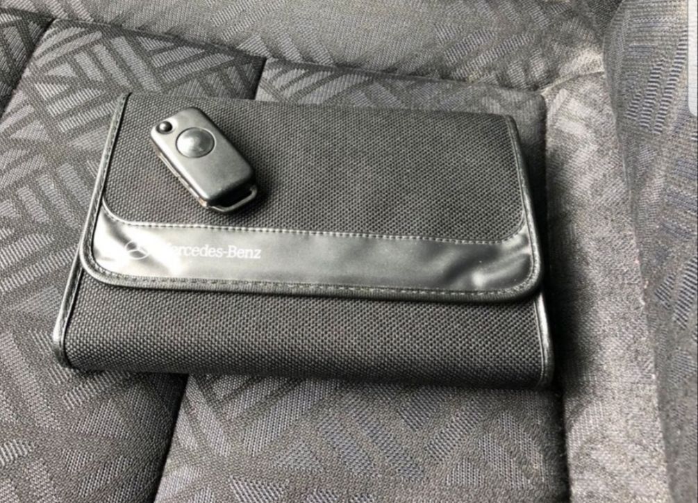 Mercedes Benz C180-Baujahr 1998-Limousine-Beifahrerseite-Fahrersitz-Bordmappe