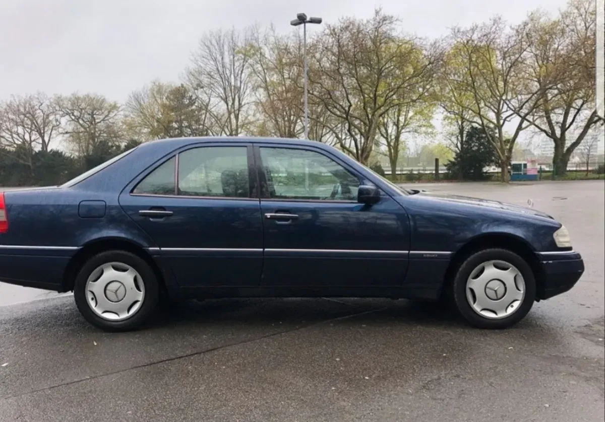 Mercedes Benz C180 Blau Baujahr 1998 Beifahrerseite Türen