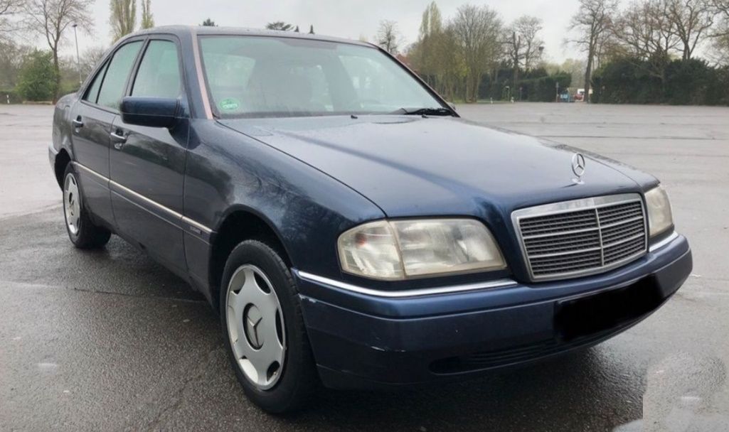 Mercedes Benz C180-Baujahr 1998-Limousine-Blau-Beifahrerseite-FrontBeifahrerseite