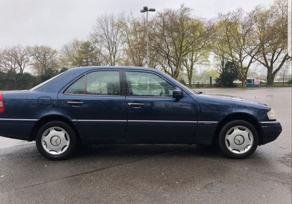 Mercedes Benz C180-Baujahr 1998-Limousine-Blau-Beifahrerseite