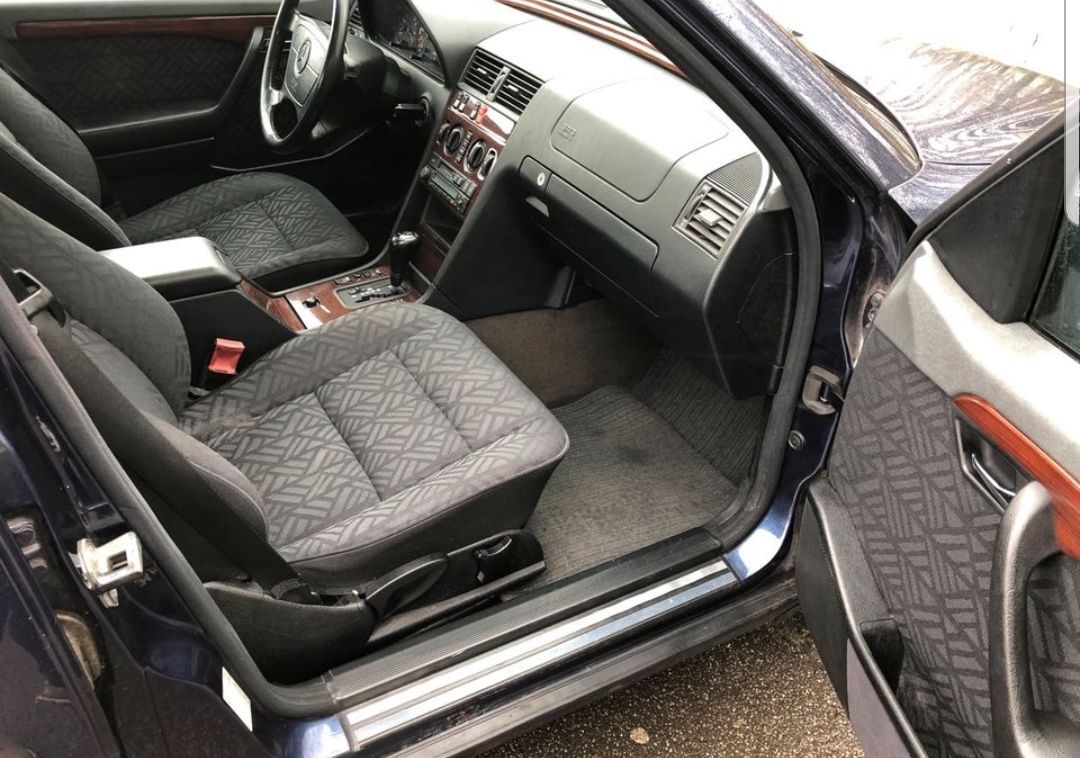 Mercedes Benz C180-Baujahr 1998-Limousine-Blau-Beifahrertür-Sitz