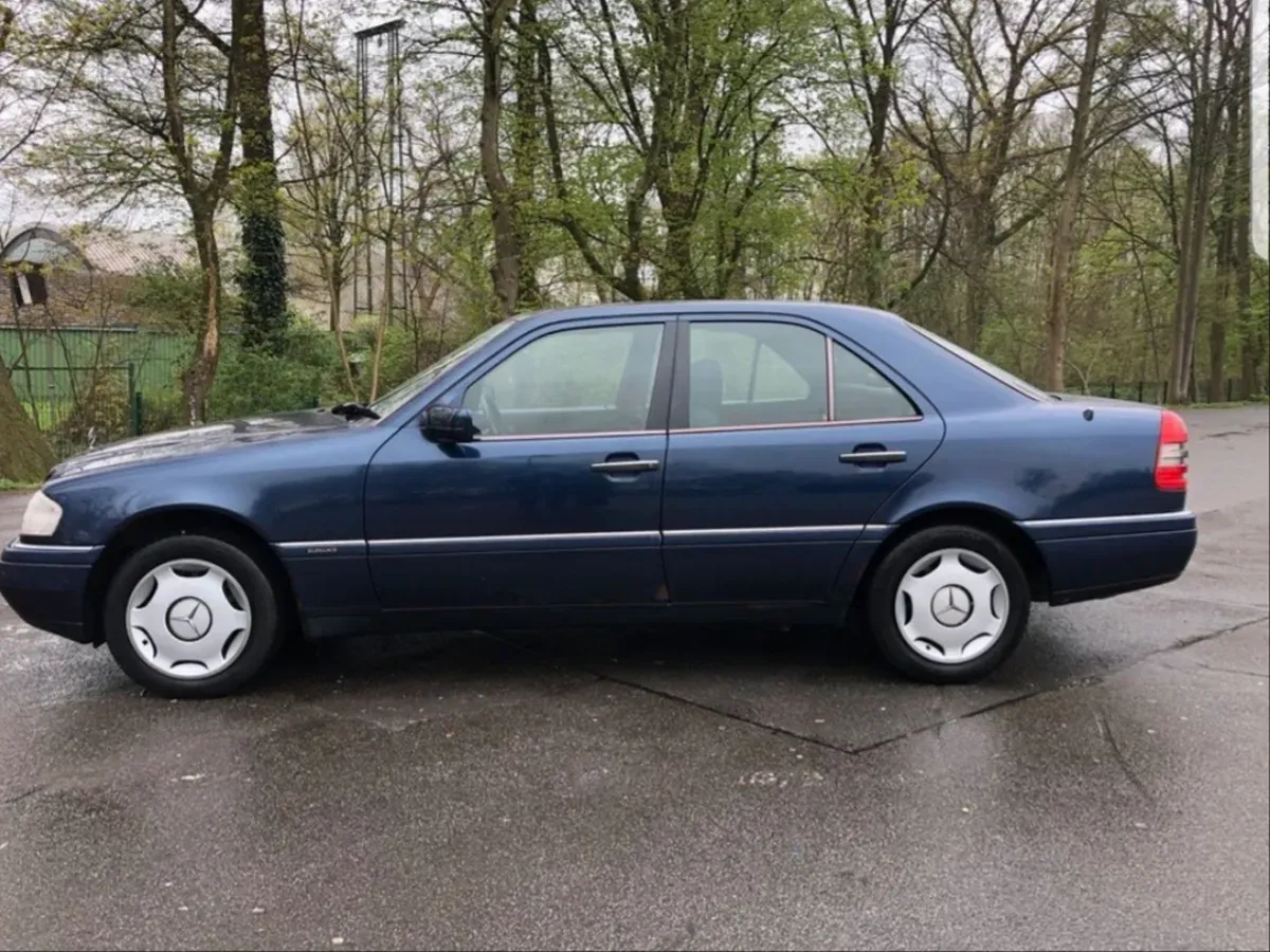 Mercedes Benz C180 Blau Baujahr 1998 Fahrerseite Türen