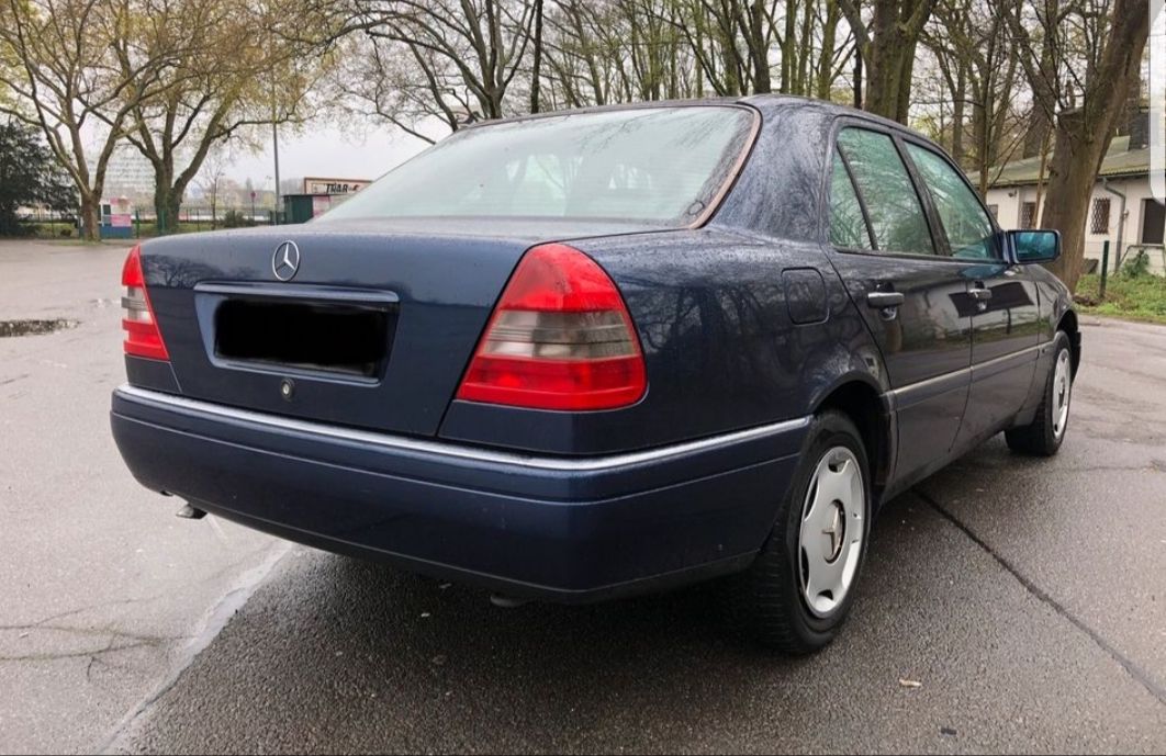 Mercedes Benz C180-Baujahr 1998-Limousine-Blau-Heck-Beifahrerseite-BeleutungBeifahrerseite