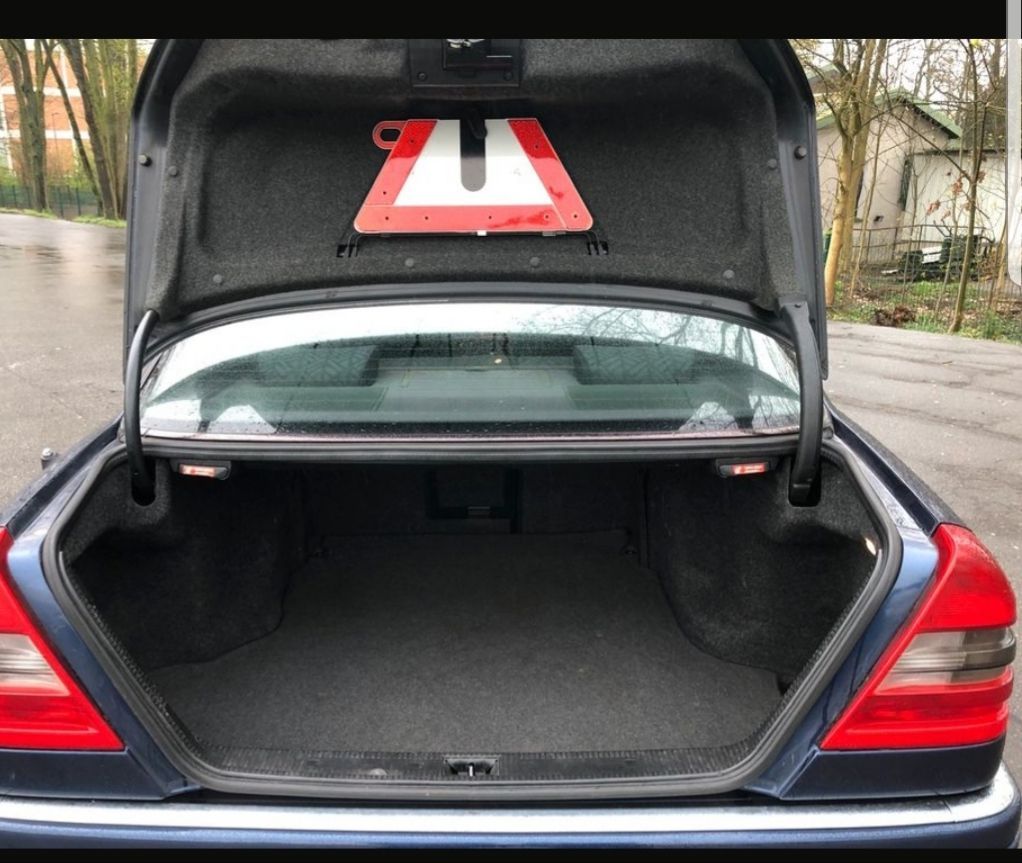 Mercedes Benz C180-Baujahr 1998-Limousine-Blau-Kofferraum Offen-Warndreieck