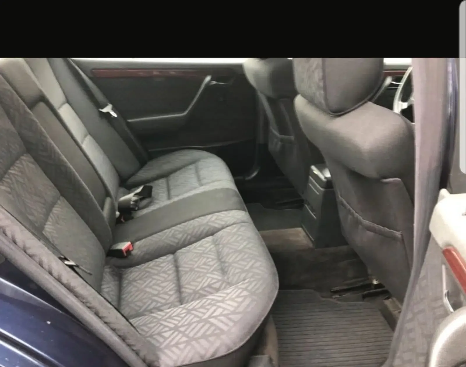 Mercedes Benz C180-Baujahr 1998-Limousine-Blau-Beifahrertür-Sitz