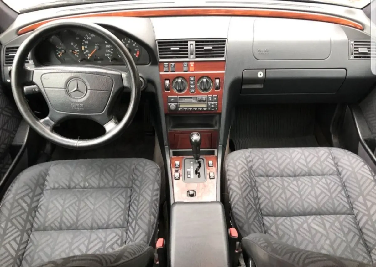 Mercedes Benz C180 Blau Baujahr 1998 Innenraum Schalthebel - Radio - Sitze