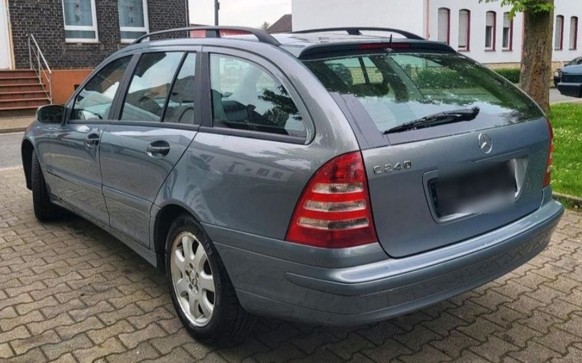 Mercedes Benz C240 Kombi-Baujahr 2004-Fahrerseite-Heck