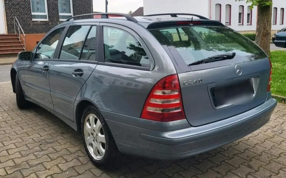 Mercedes C240 T-Modell - Blau – Baujahr 2004 Fahrerseite Heck