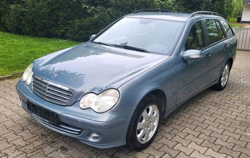 Mercedes Benz C240 Kombi-Baujahr 2004-Front-Fahrerseite