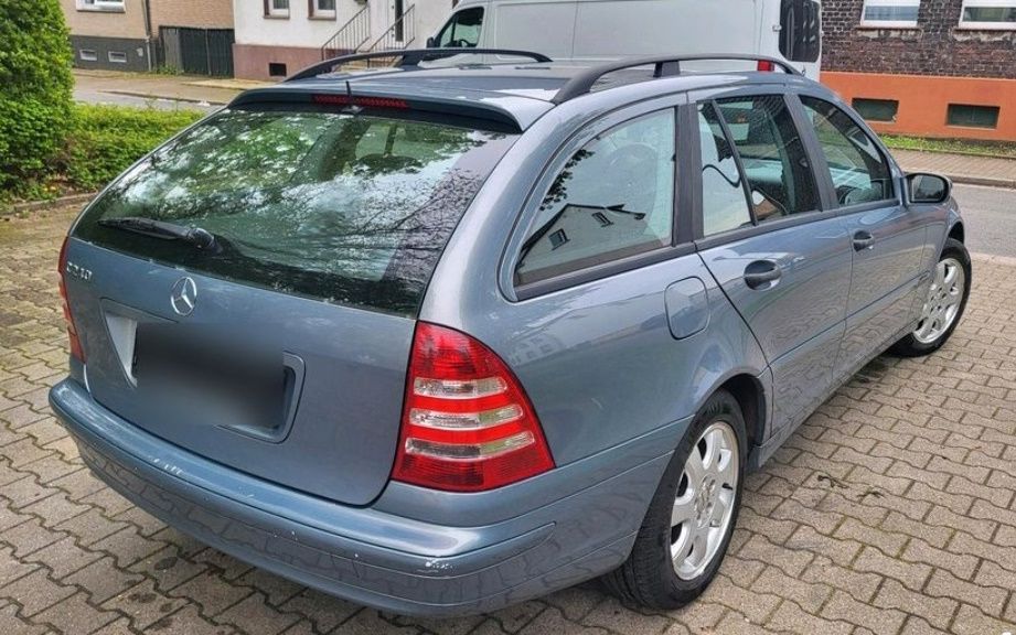Mercedes Benz C240 Kombi-Baujahr 2004-Heck-Beifahrerseite
