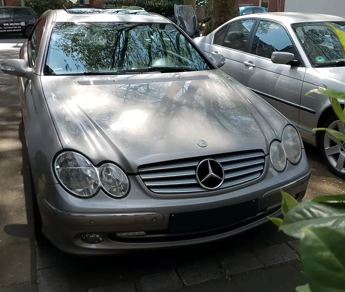 Mercedes Benz CLK 200 Baujahr 2003 Front und Beifahrerseite daneben ein BMW in Silber
