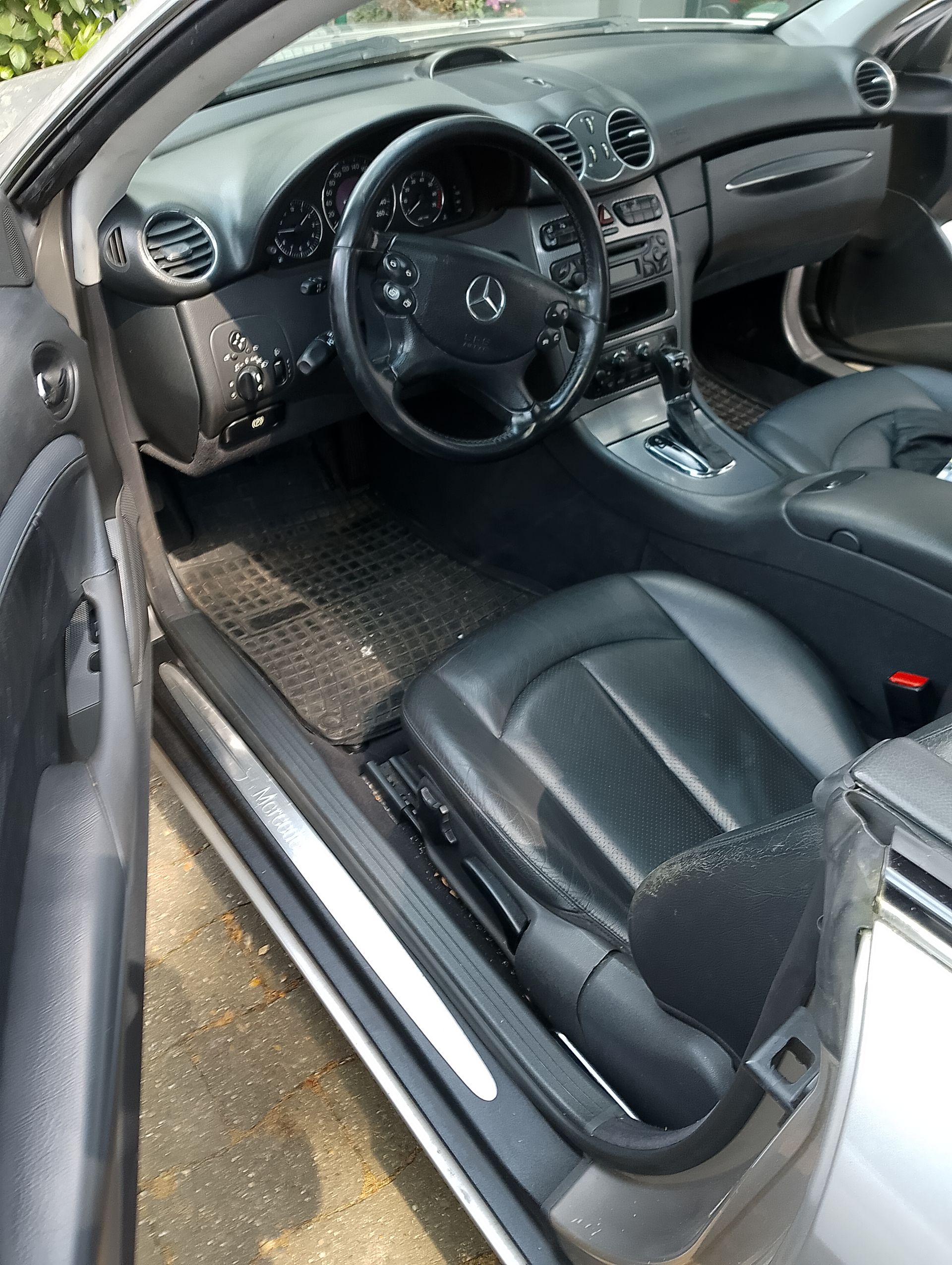 Mercedes Benz CLK 200 Kompressor-Baujahr 2003-Silbergrau-Ledersitze Front