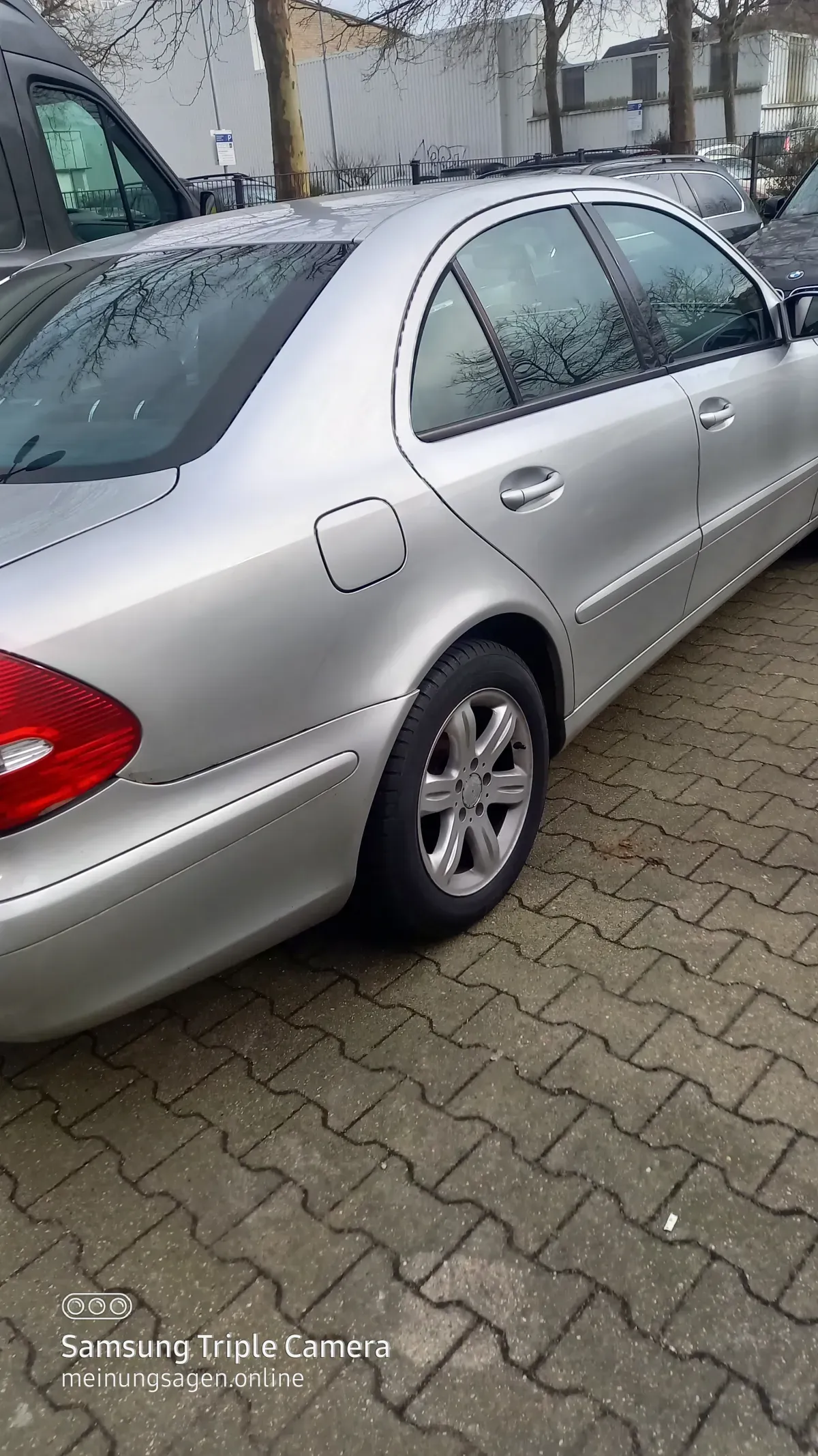 Mercedes Benz E220 CDI  - Silber – Baujahr 02/2004 Beifahrerseite und Heck