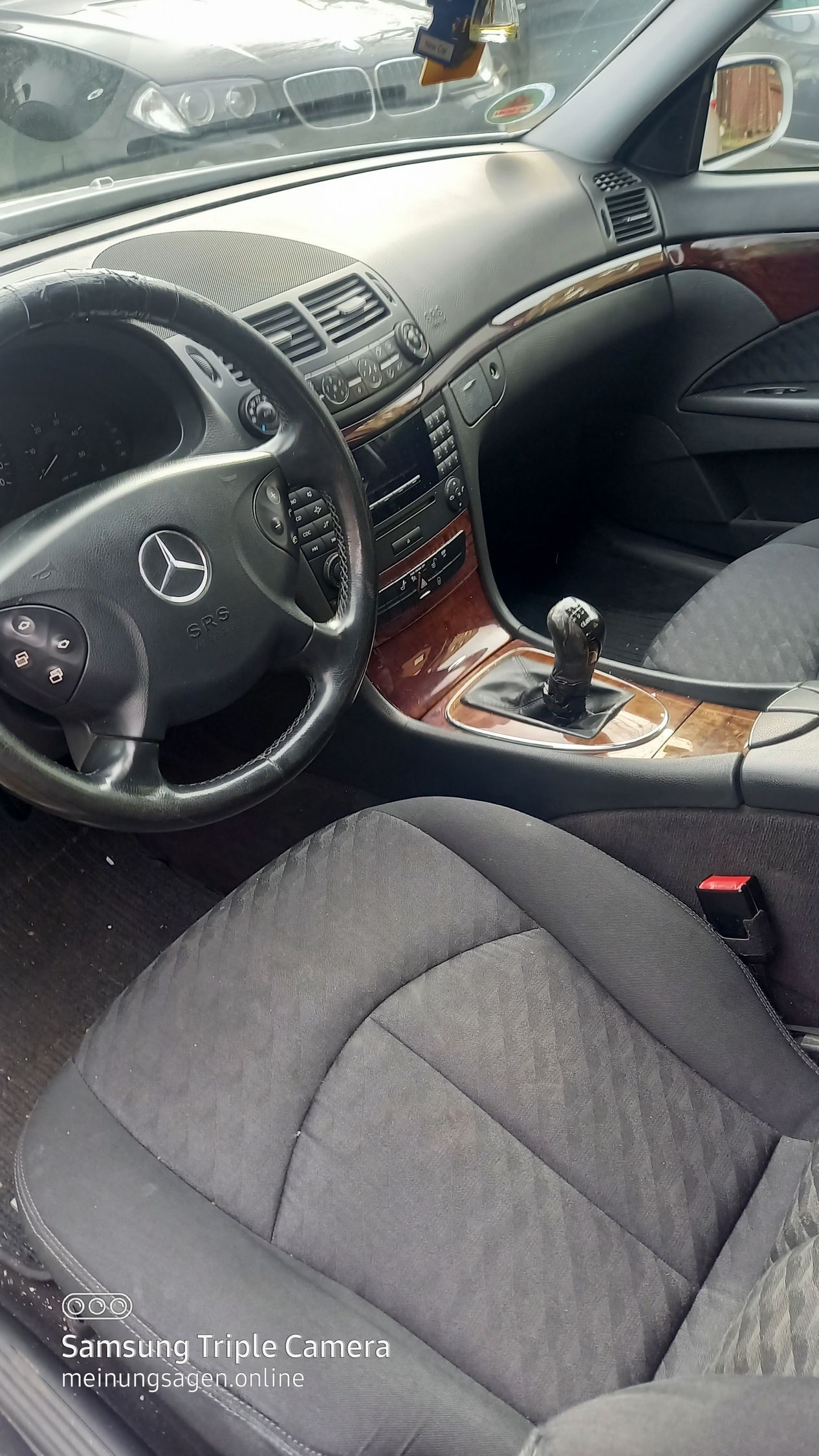 Mercedes Benz E200 CDI-Baujahr 2004 -Silber-Fahrersitz-Lenker