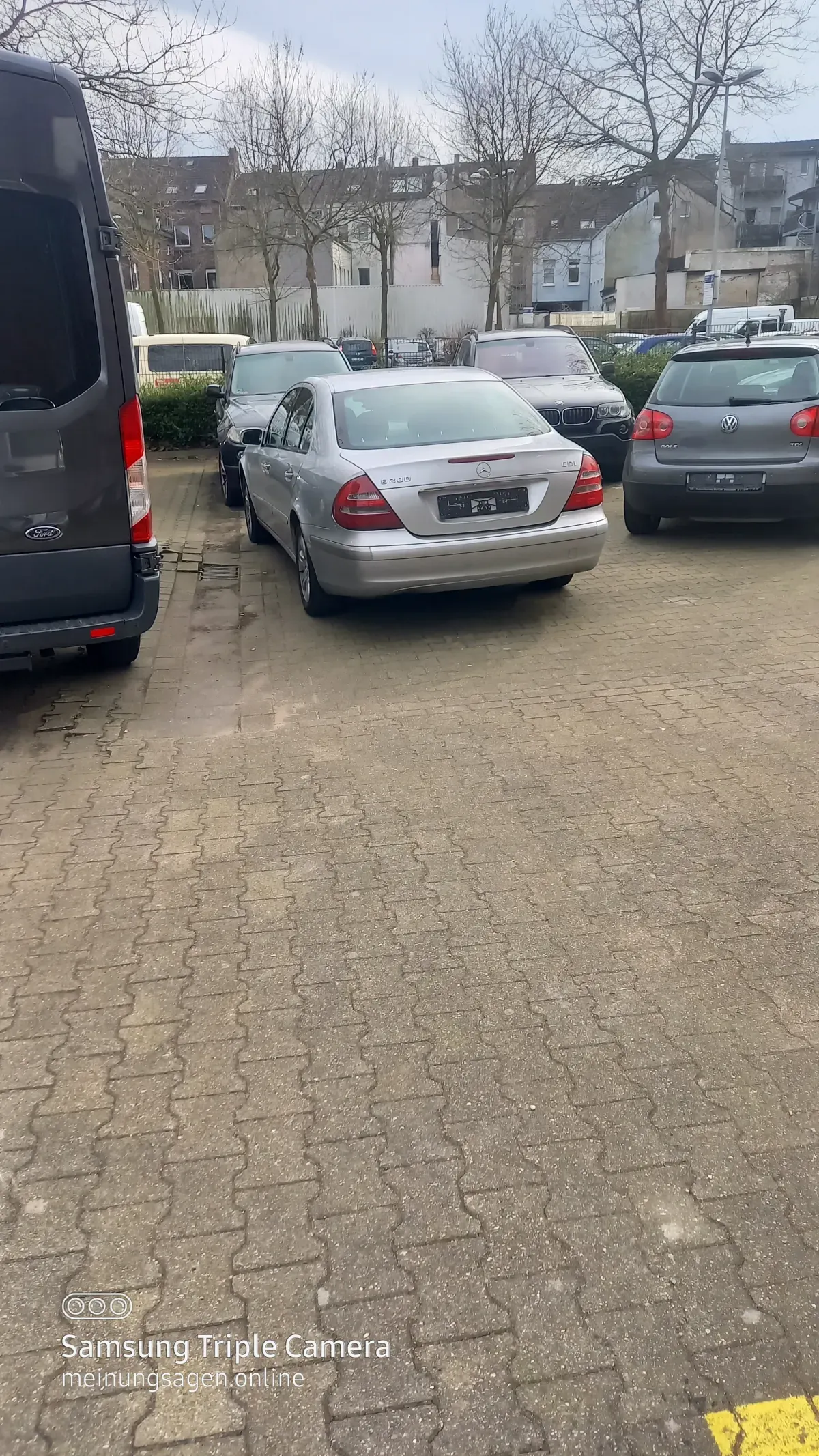 Mercedes Benz E220 CDI  - Silber – Baujahr 02/2004 - Heck und stehen andere Autos da.