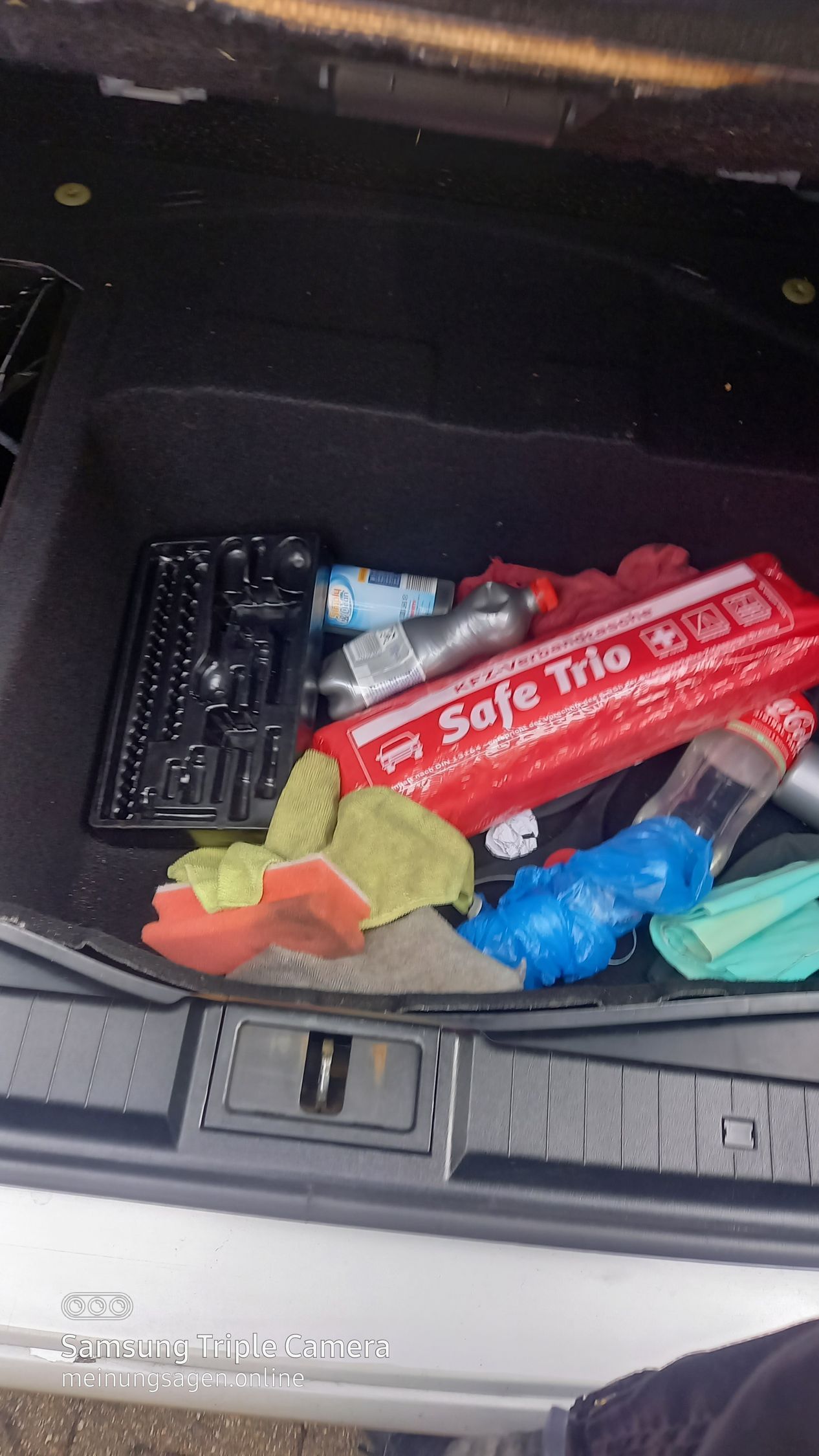 Mercedes Benz E200 CDI-Baujahr 2004 -Silber-Kofferraum Offen-Erstehilfe Kasten-Müll