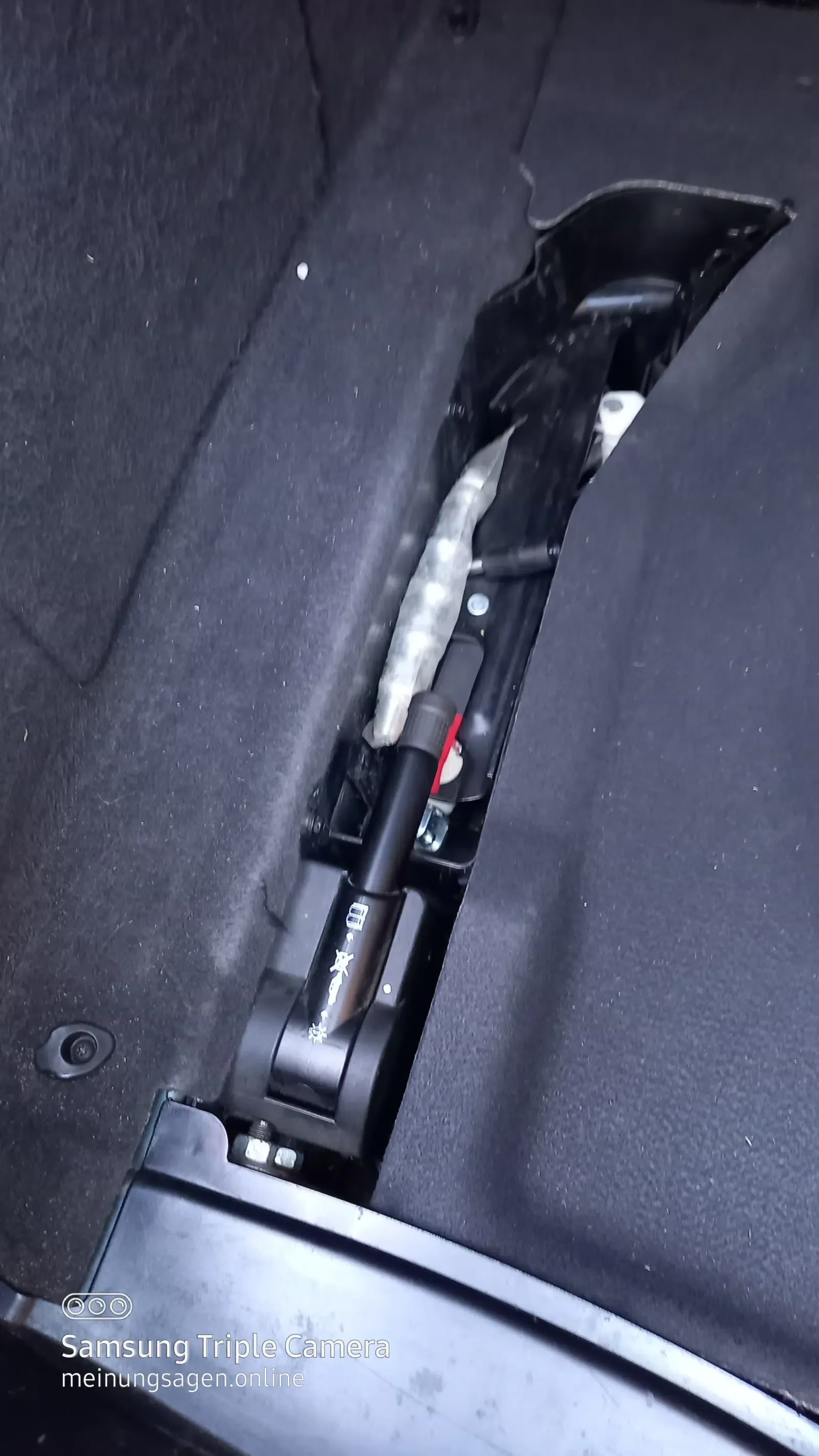 Mercedes Benz E200 Kompressor-Baujahr 2004-AHK-Kofferraum