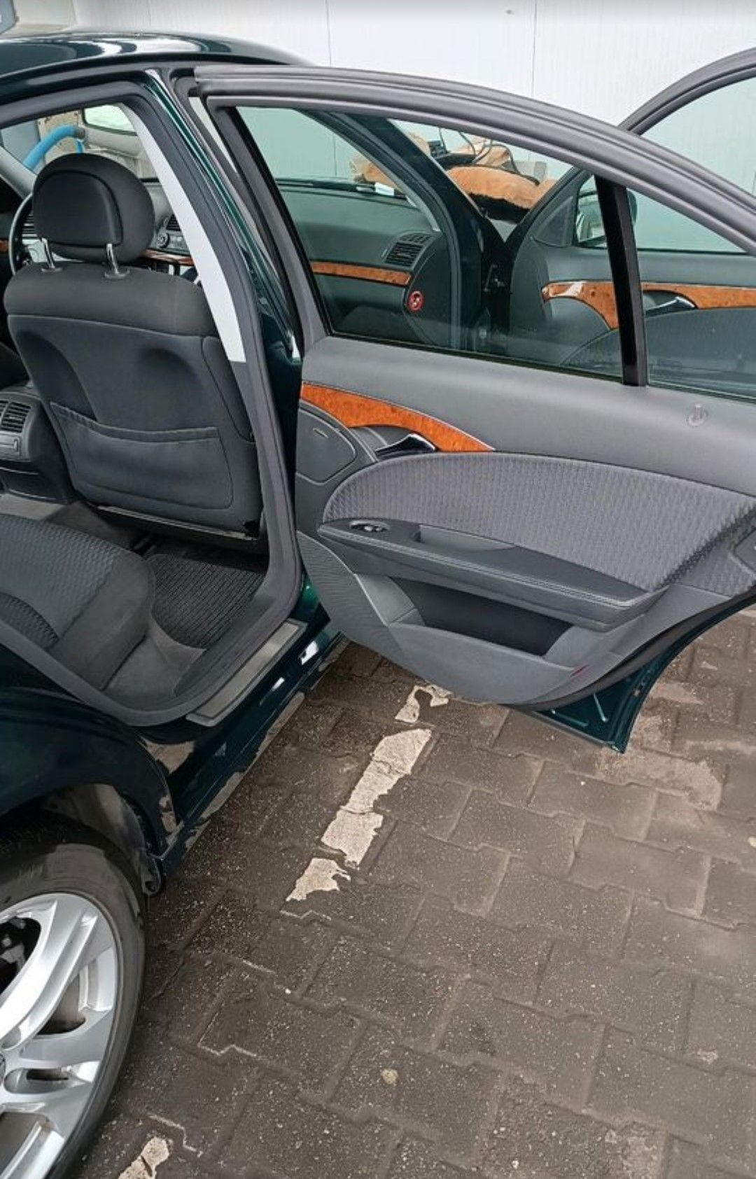 Mercedes Benz E200 Kompressor-Baujahr 2004-Grün-Beifahrerseite Türen Offen