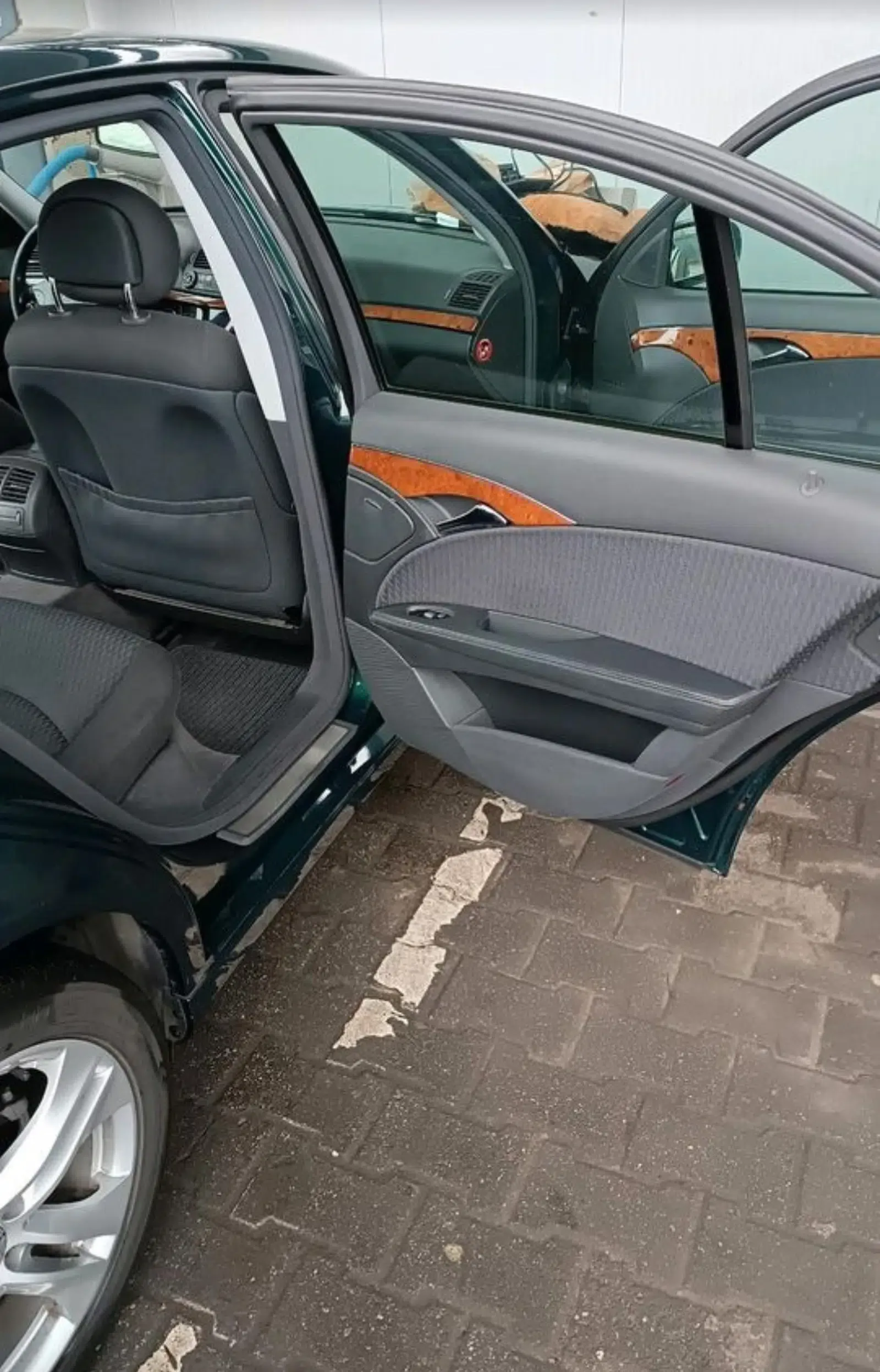 Mercedes Benz E200 Kompressor-Baujahr 2004-Grün-Beifahrerseite Türen Offen