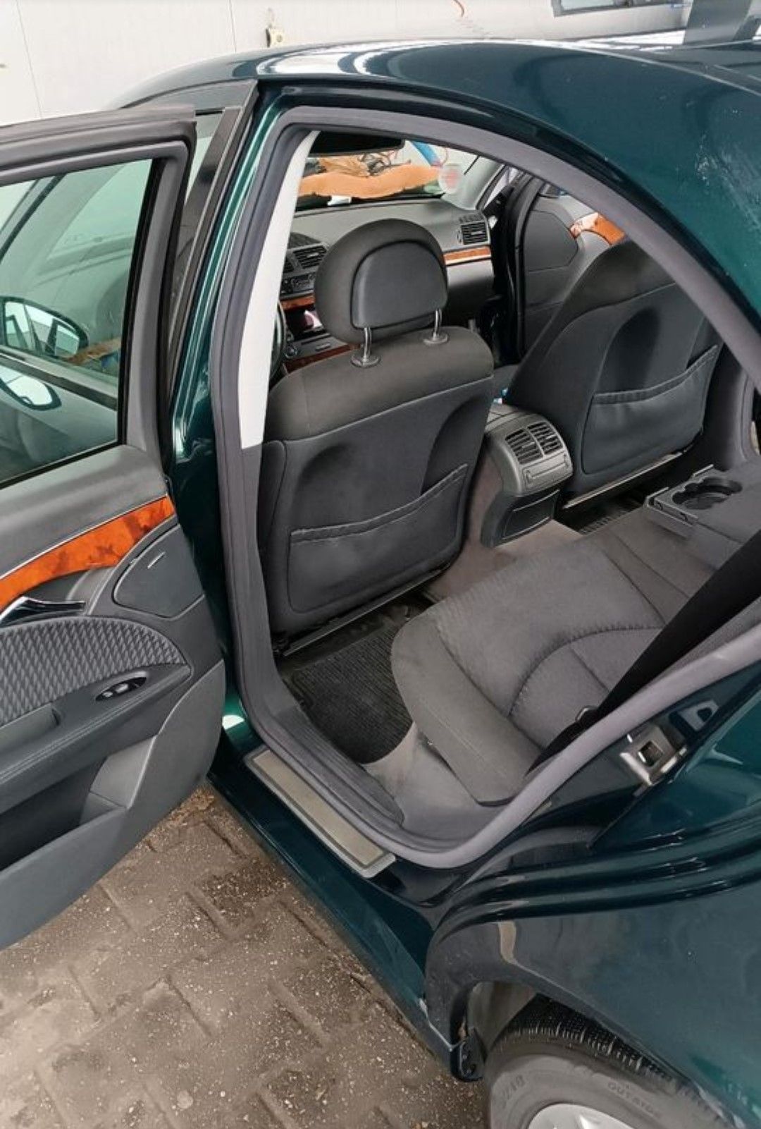 Mercedes Benz E200 Kompressor-Baujahr 2004-Grün-Fahrerseite Türen Offen