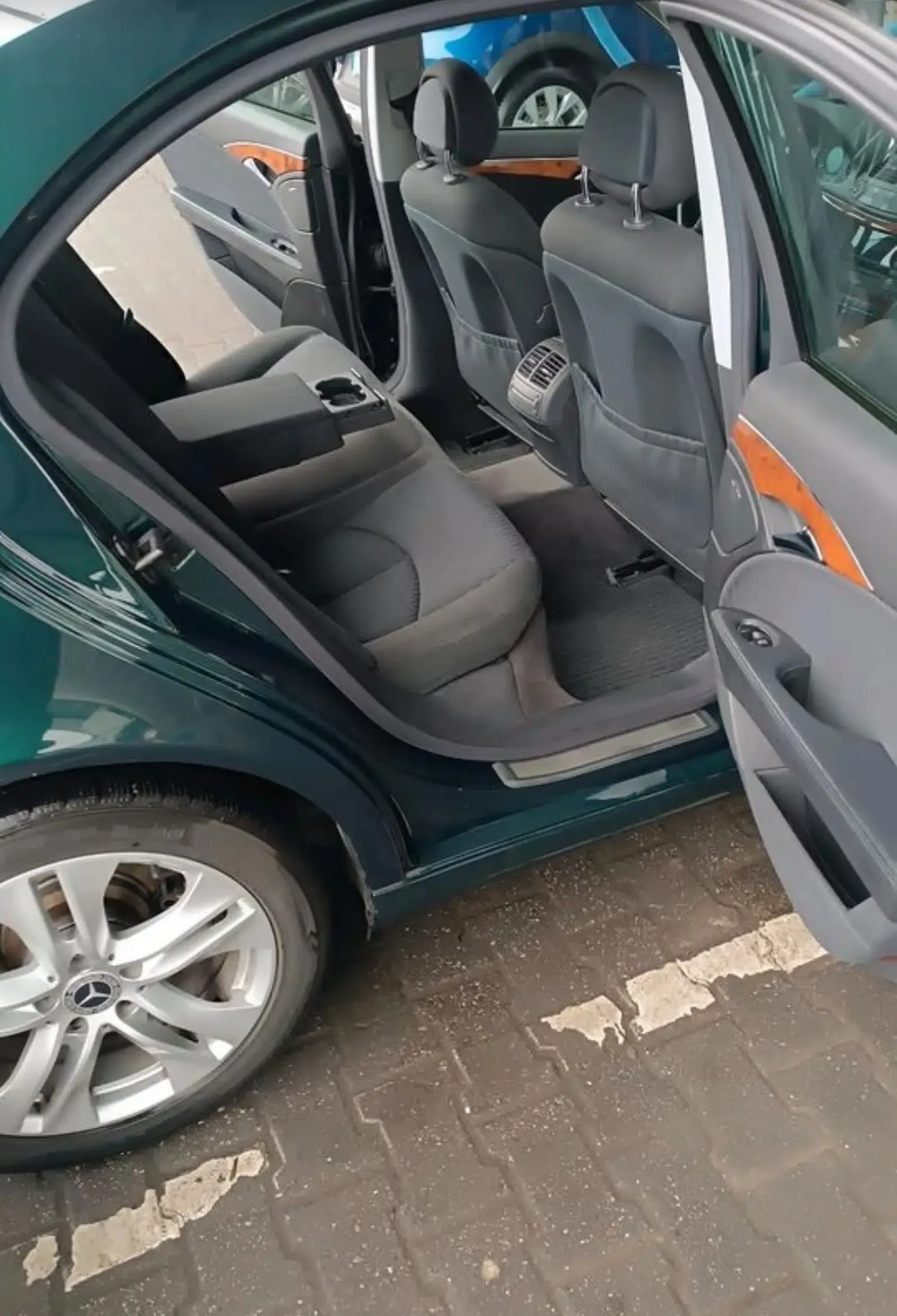 Mercedes Benz E200 Kompressor-Baujahr 2004-Grün-Türen Heck Offen