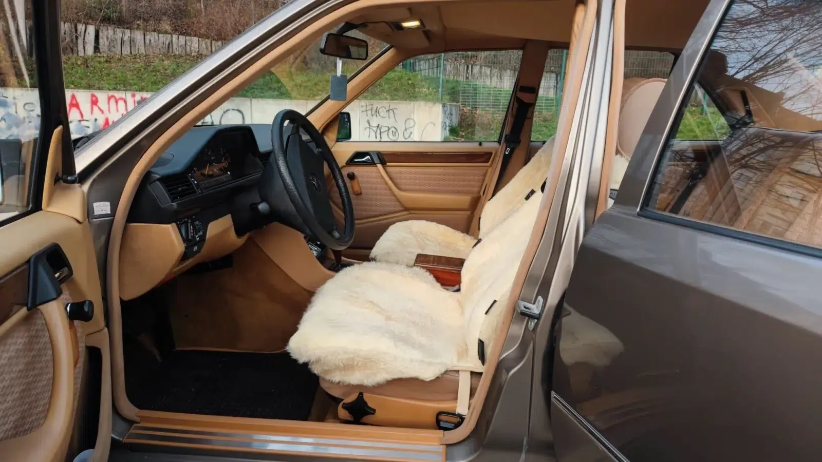 Mercedes Benz E230 W124 Baujahr 1991 Beifahrer Fahrer Sitze Türen