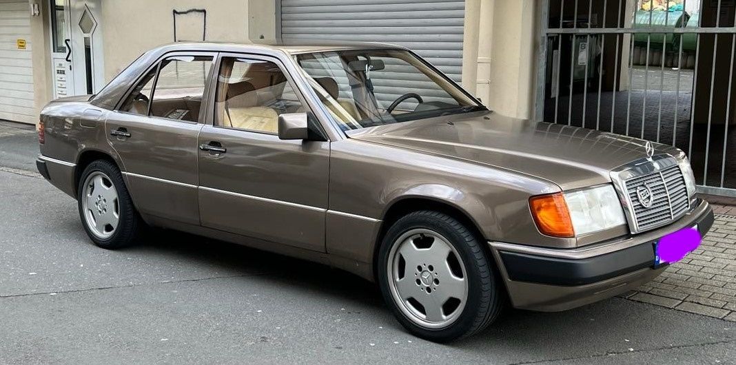 Mercedes Benz E230 W124 Baujahr 1991 Farbe Gold Seitenansicht