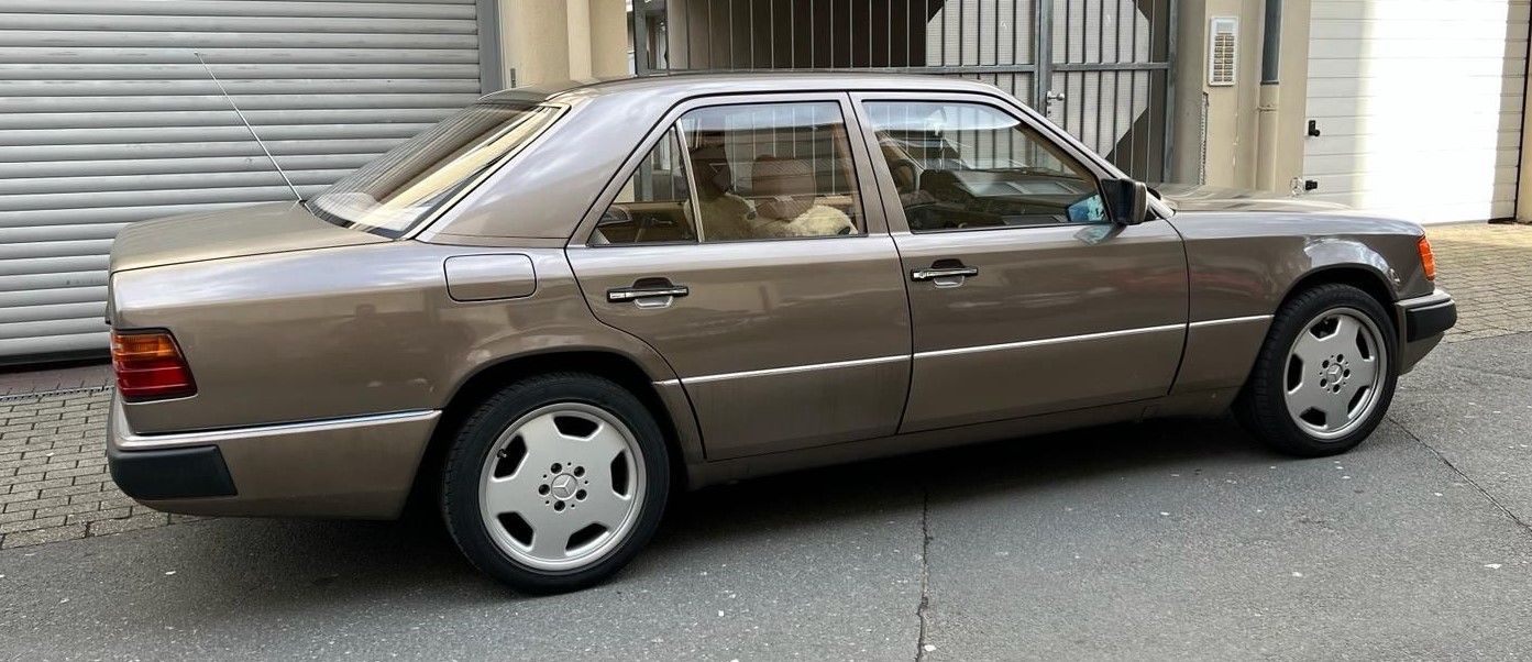 Mercedes Benz E230 W124 Baujahr 1991 Farbe Gold Beifahrerseite