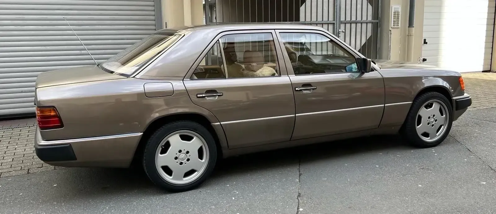 Mercedes Benz E230 W124 Baujahr 1991 Farbe Gold Beifahrerseite