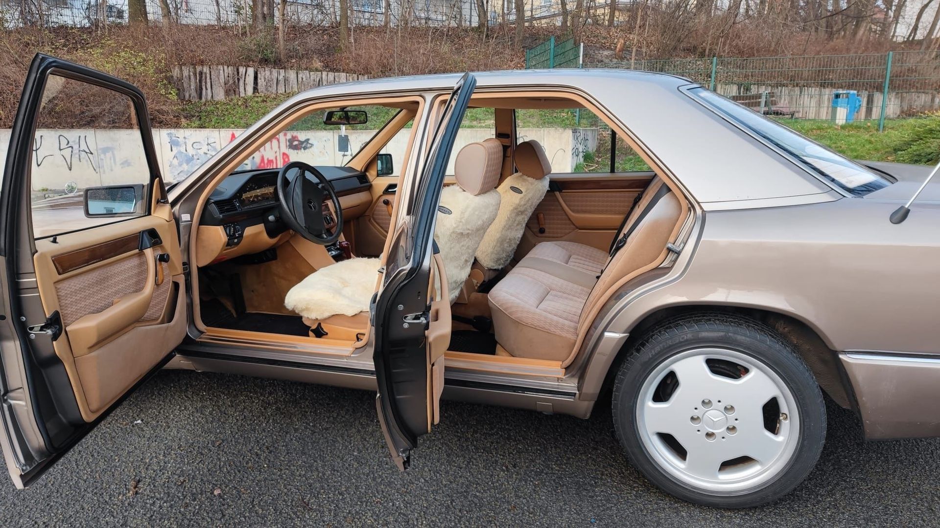 Mercedes Benz E230 W124 Baujahr 1991 Beifahrer Fahrer Sitze Türen