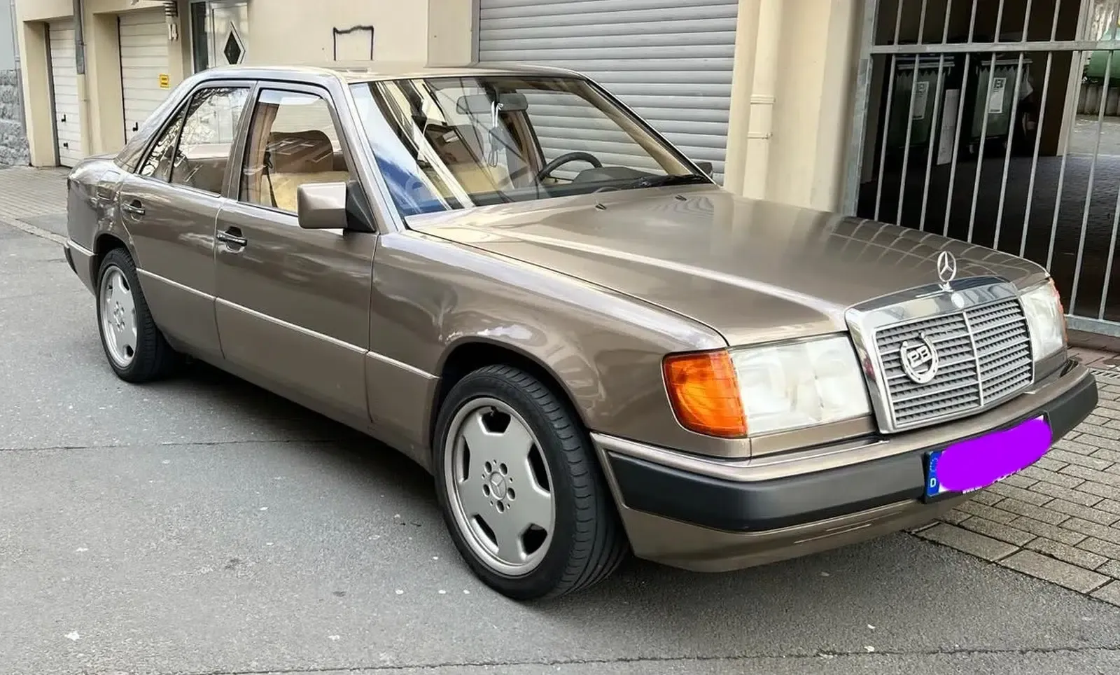 Mercedes Benz E230 W124 Baujahr 1991 Farbe Gold Seitenansicht