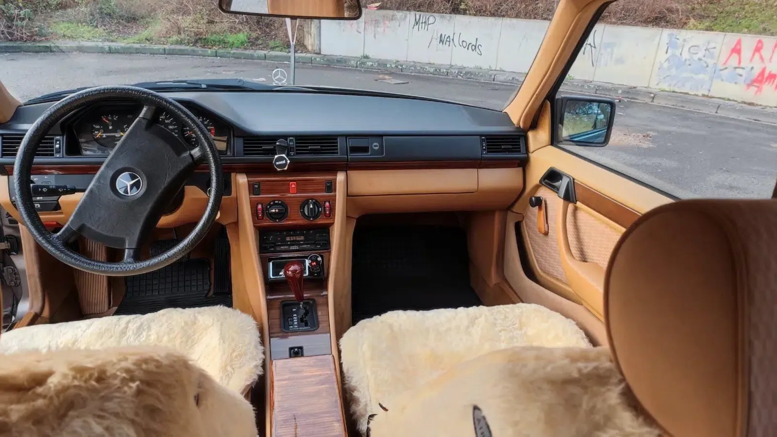 Mercedes Benz E230 W124 Baujahr 1991 Innenansicht Schalthebel Sitze