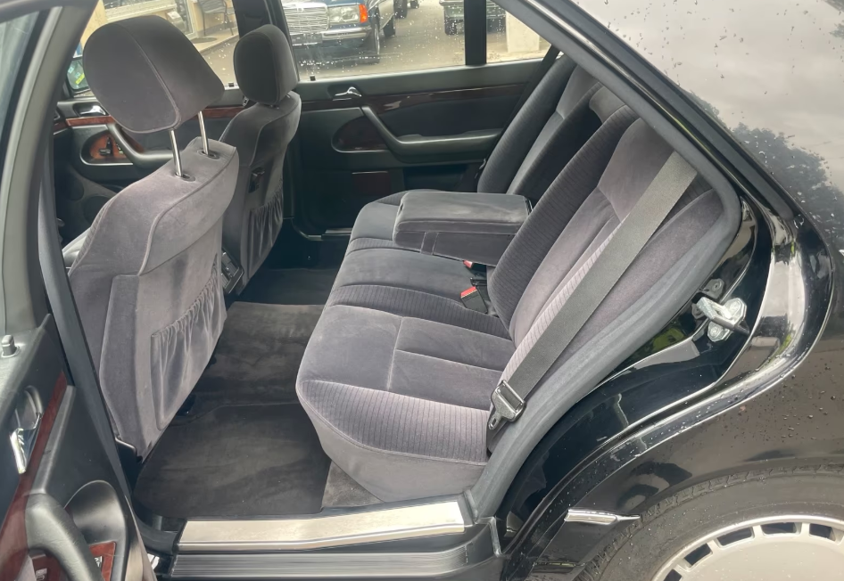 Mercedes Benz S600 V12-Baujahr 1994-Schwarz-Sitze Heck-Fahrerseite