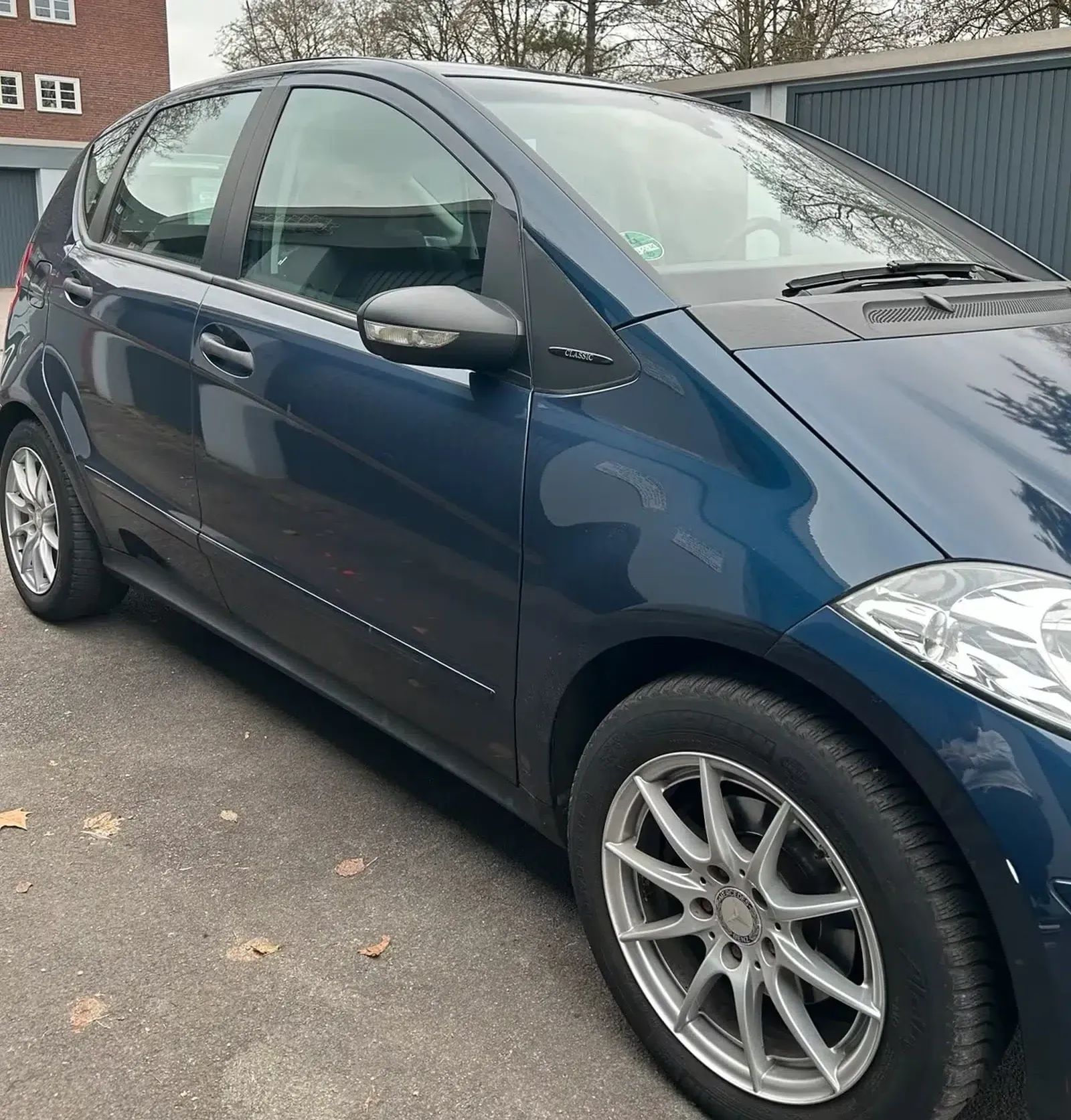Mercedes-Benz-A-Klasse-Blau-Met-Baujahr-2005-Benziner-Beifahrerseite-Reifen
