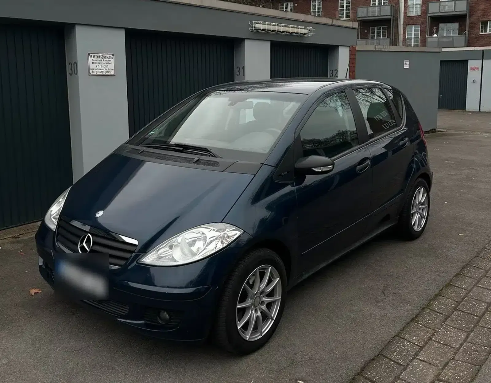 Mercedes-Benz-A-Klasse-Blau-Met-Baujahr-2005-Benziner-Front-Fahrerseite