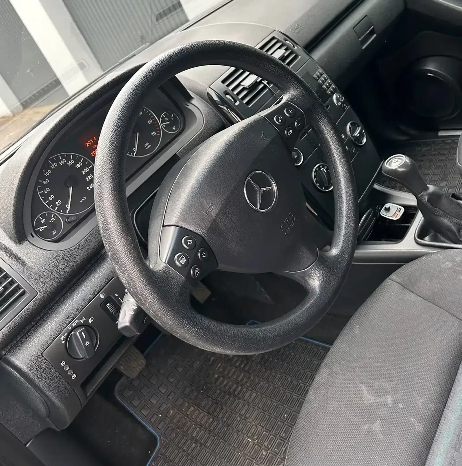 Mercedes-Benz-A-Klasse-Blau-Met-Baujahr-2005-Benziner-Lenkrad