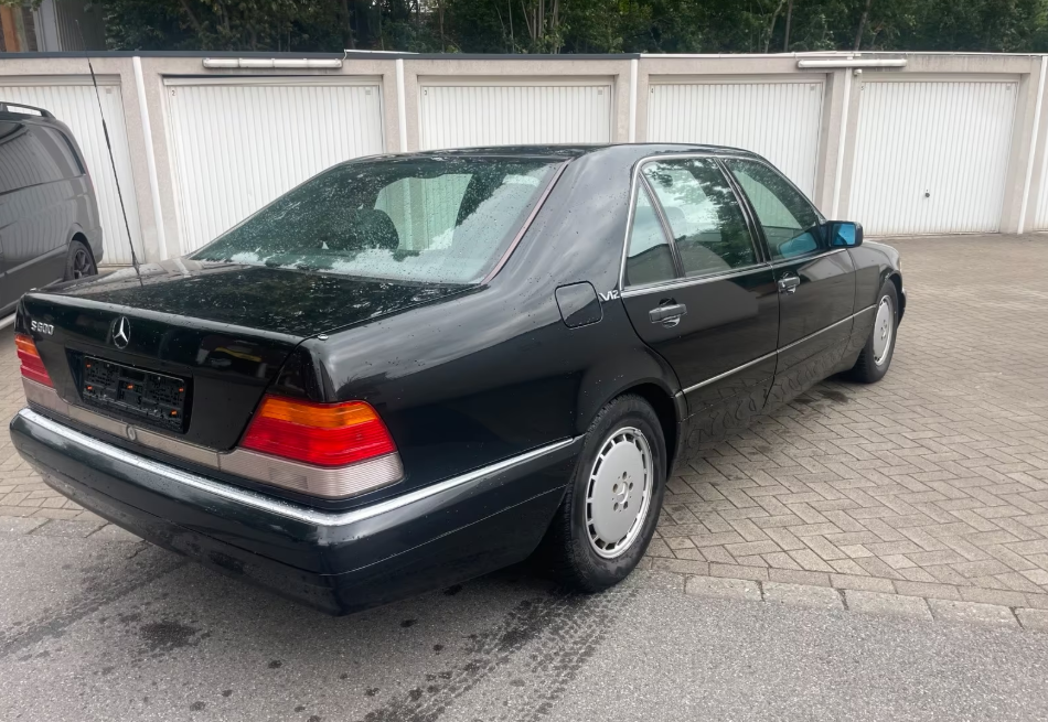 Mercedes-Benz-S600-V12-Baujahr 1994-Schwarz-Beifahrerseite-Heck
