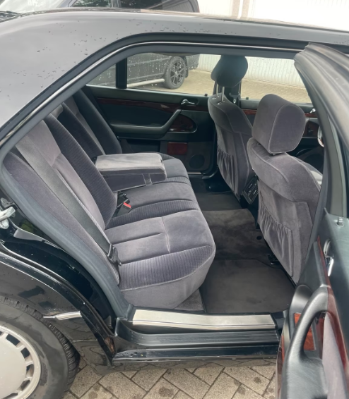 Mercedes-Benz-S600-V12-Baujahr 1994-Schwarz-Sitze Heck