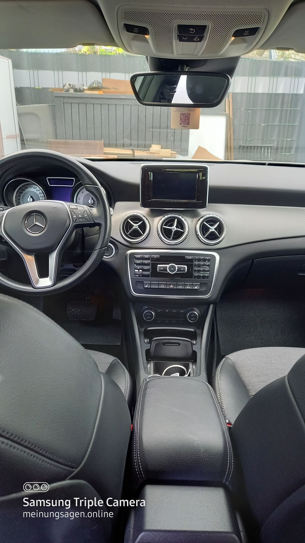 Mercedes GLA 200 Limousine Baujahr 2014 Innenraum Lenker