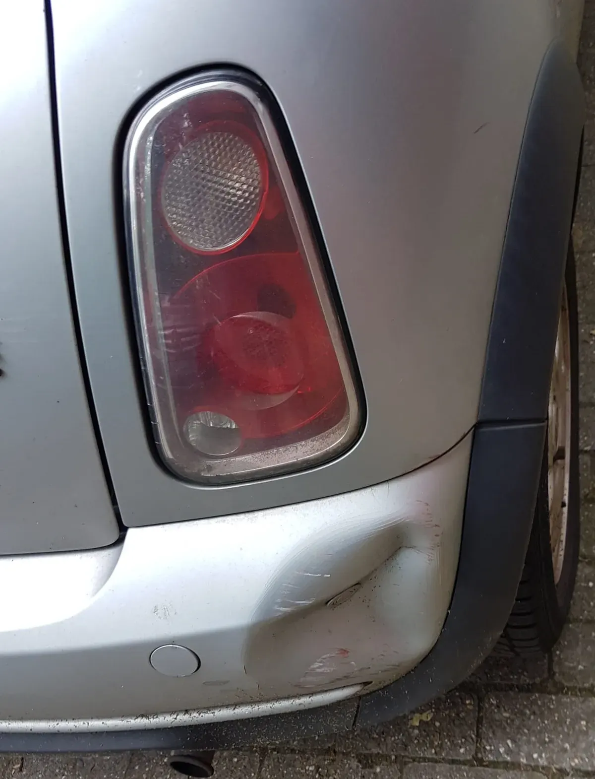 Mini Cooper One Silber/Schwarz - Baujahr 2002 - Beule Heck Beifahrerseite 