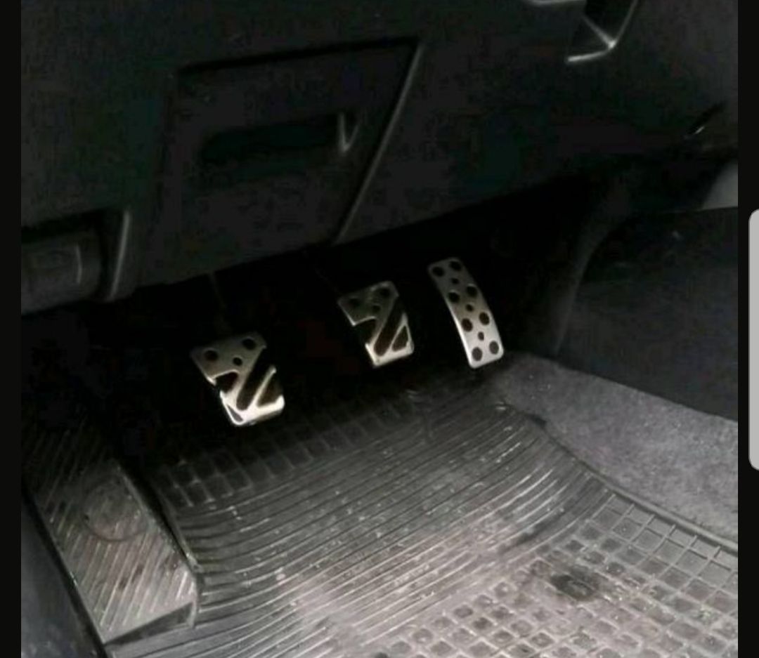 Mitsubishi Lancer-Baujahr 2008-Gaspedal-Bremspedal-Kupplungspedal