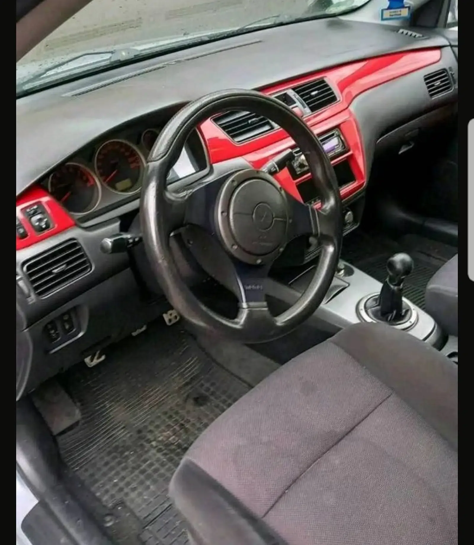 Mitsubishi Lancer-Baujahr 2008-Innenraum-Rote Deko Leisten