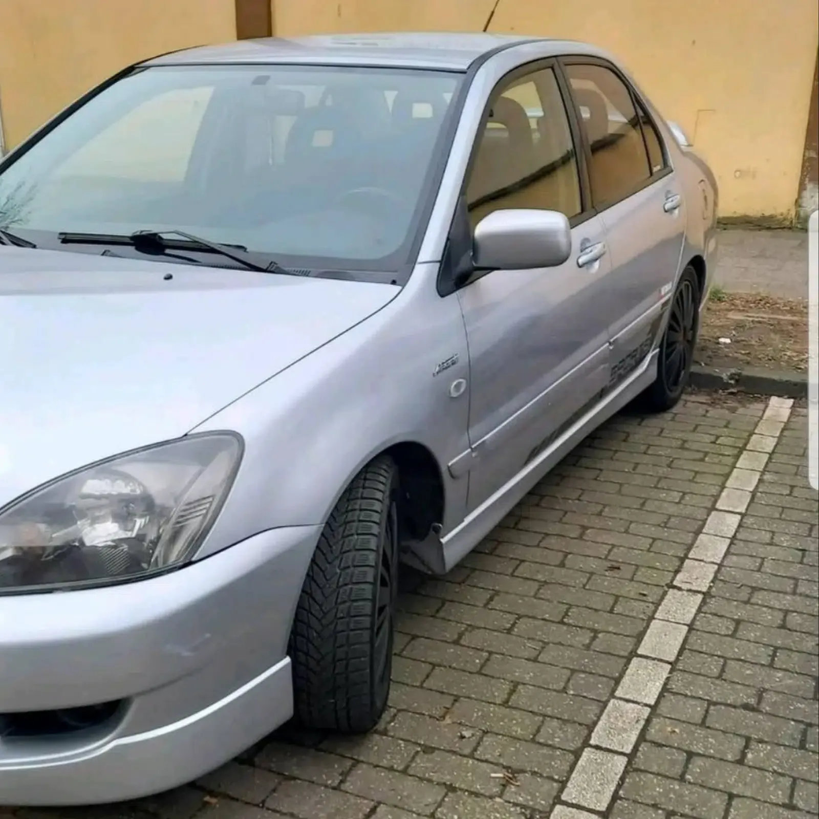 Mitsubishi Lancer-Baujahr 2008-Silber-Fahrerseite-Front-135PS
