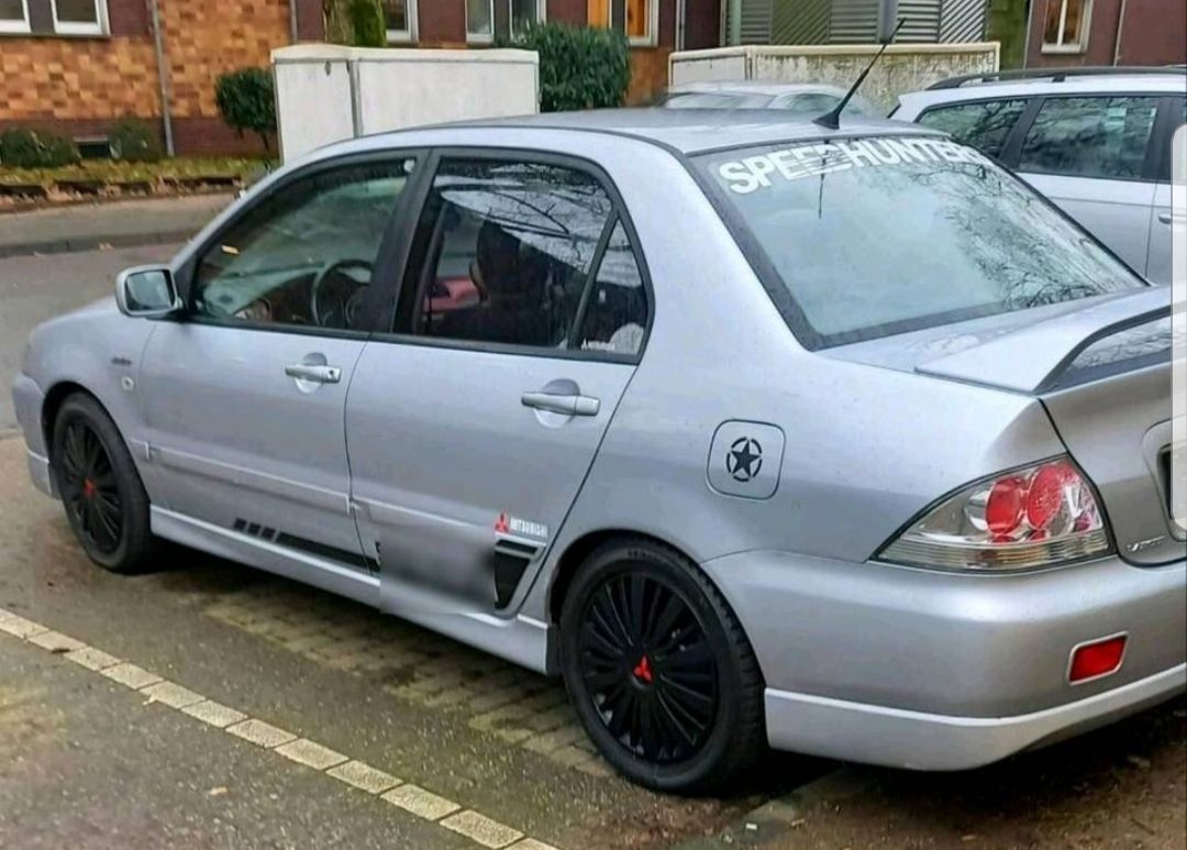 Mitsubishi Lancer-Baujahr 2008-Silber-Fahrerseite-Heckspoler-135PS