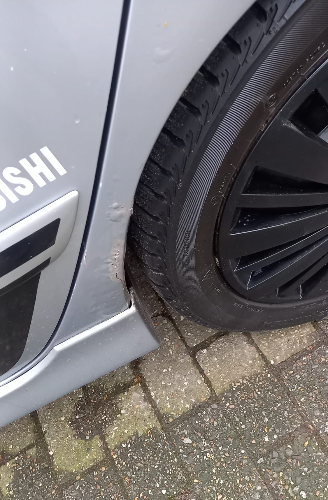 Mitsubishi Lancer-Baujahr 2008-Silber-Felge-Reifen