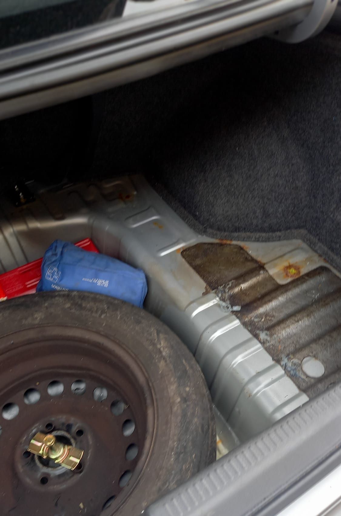 Mitsubishi Lancer-Baujahr 2008-Silber-Heck-Kofferraum-Reserverad