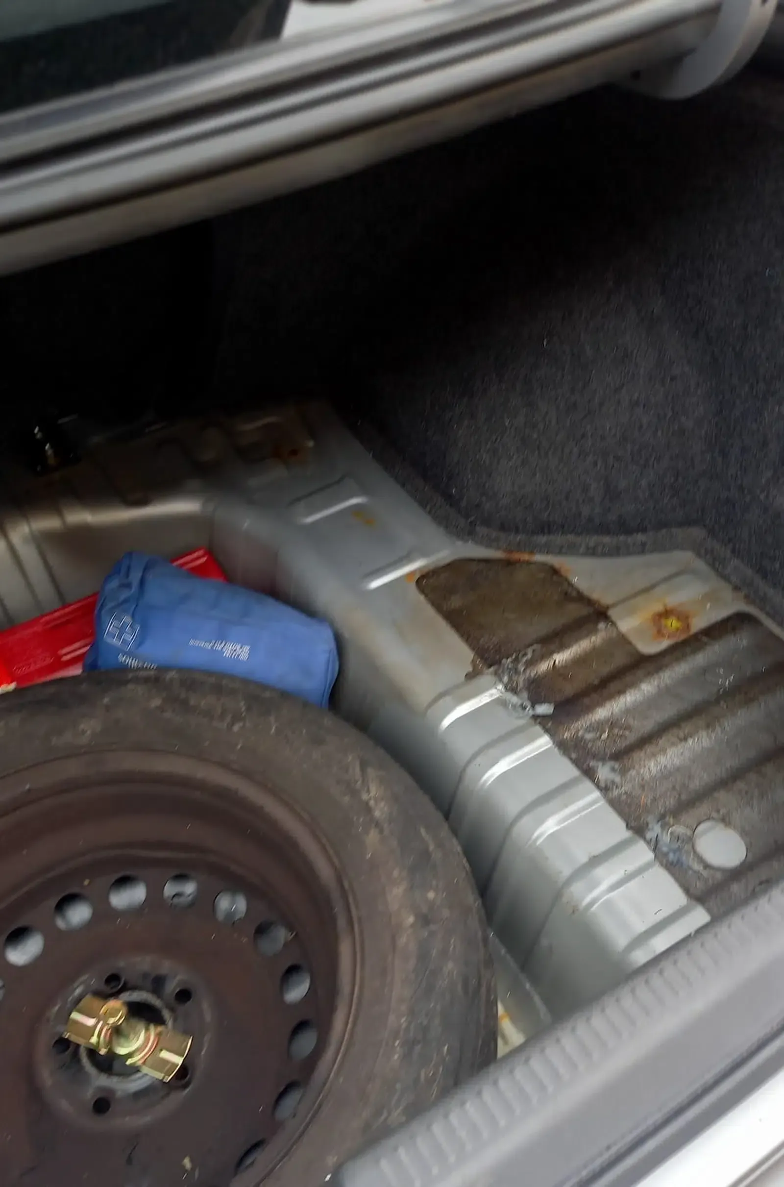 Mitsubishi Lancer-Baujahr 2008-Silber-Heck-Kofferraum-Reserverad