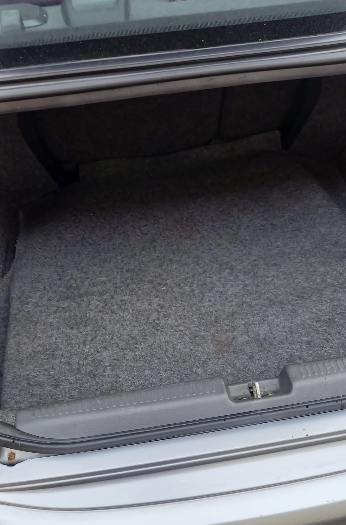 Mitsubishi Lancer-Baujahr 2008-Silber-Kofferraum Offen