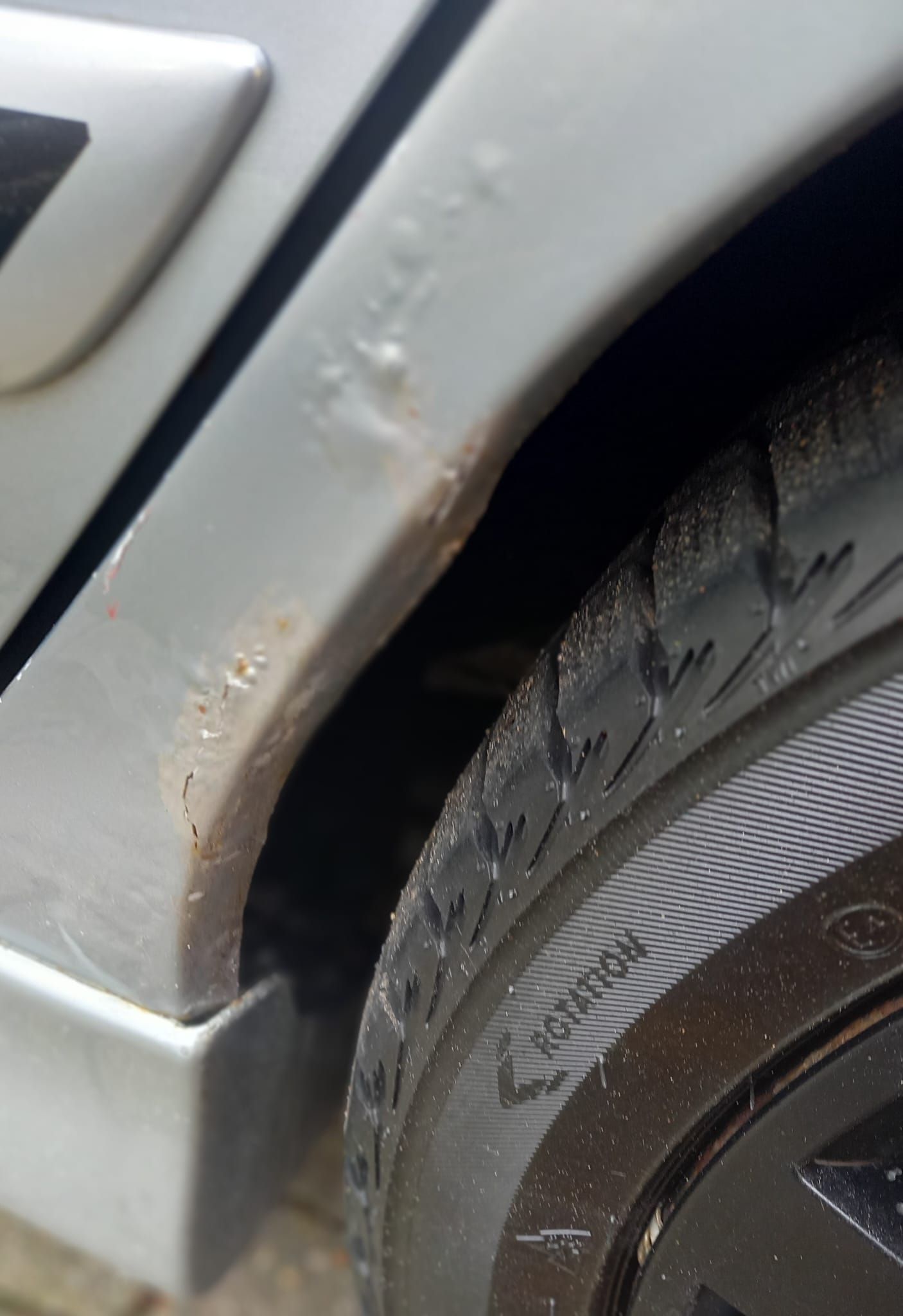 Mitsubishi Lancer-Baujahr 2008-Silber-Rost Frond Radlauf