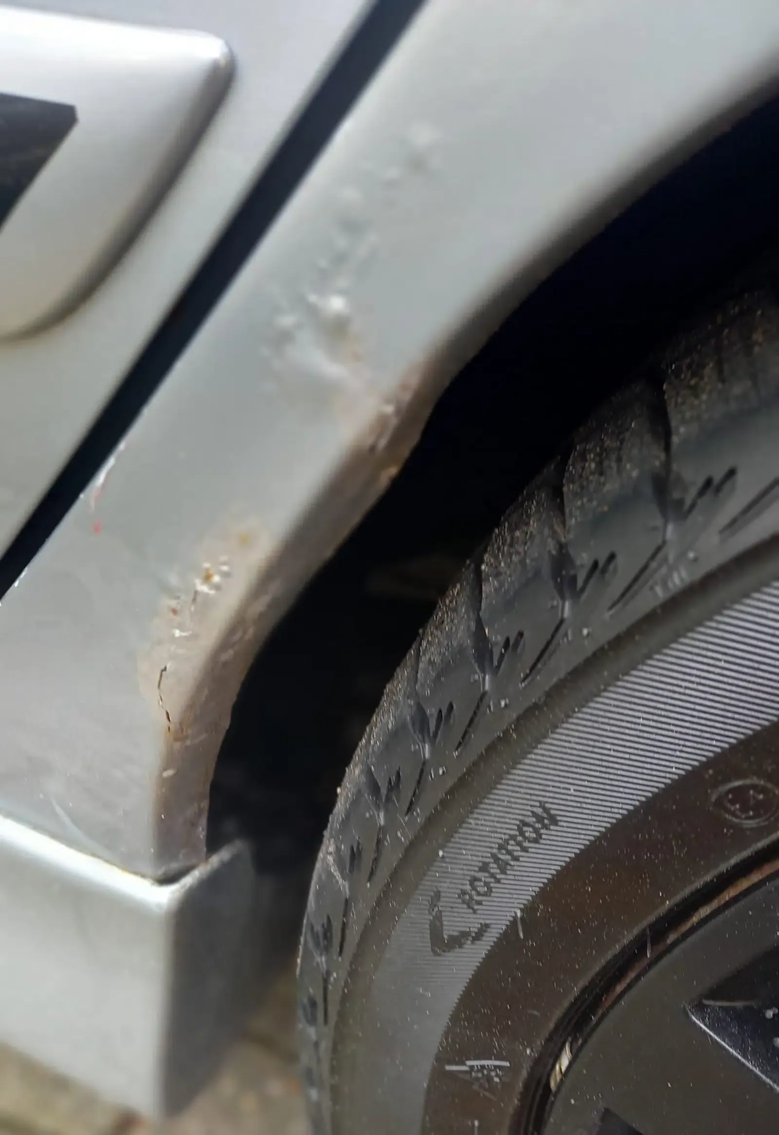 Mitsubishi Lancer-Baujahr 2008-Silber-Rost Frond Radlauf